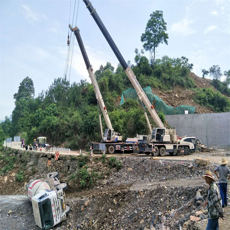 邢台桥西汽车掉沟里叫吊车救援要多少钱